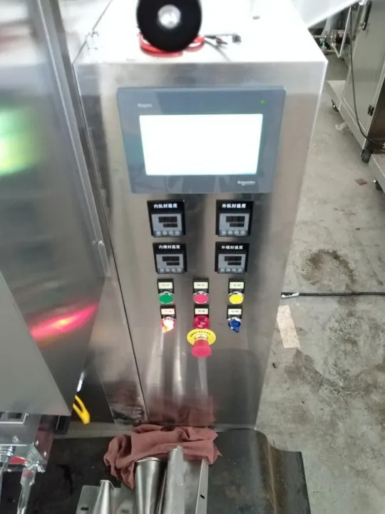 Szczegóły maszyny do szybkiego pakowania ketchupu KEFAI – panel sterowania