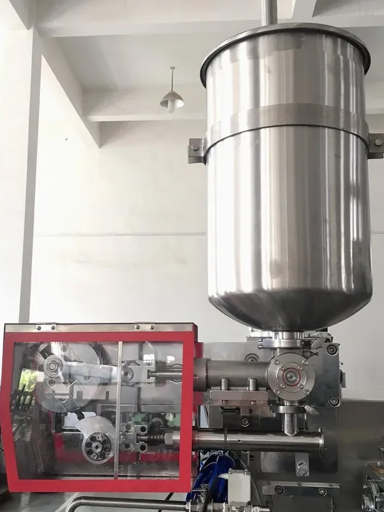 Szczegóły maszyny do szybkiego pakowania ketchupu KEFAI - zbiornik